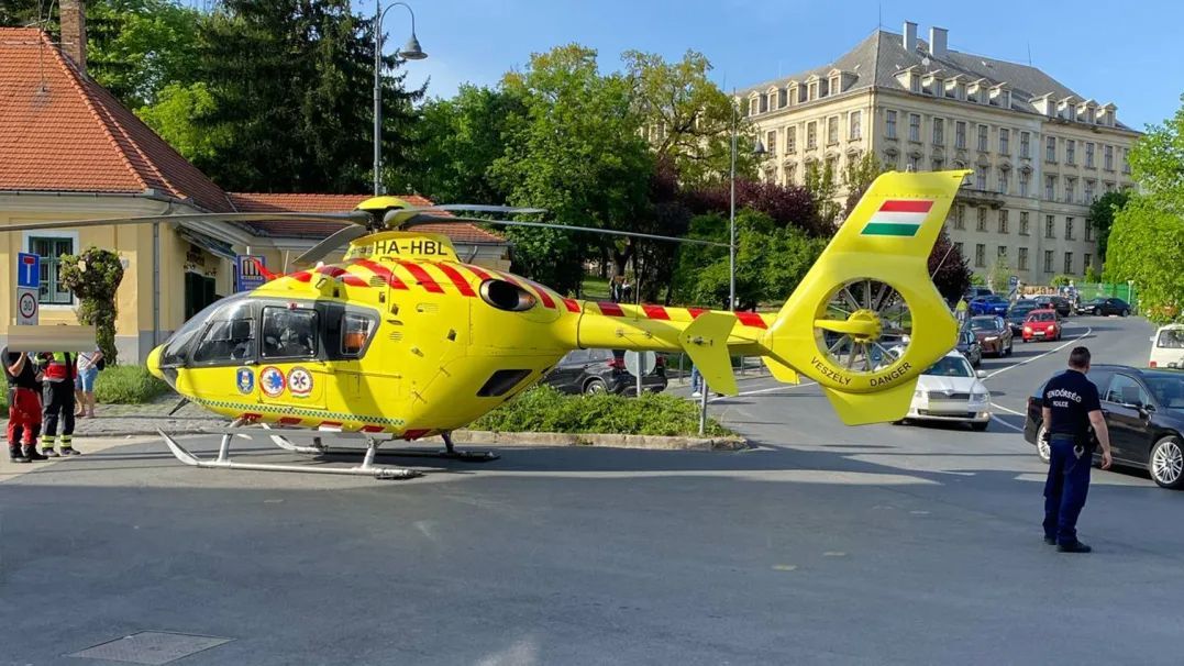 Mentőhelikopter érkezett a helyszínre, ahol lezuhant egy gyerek az esztergomi vár bástafaláról