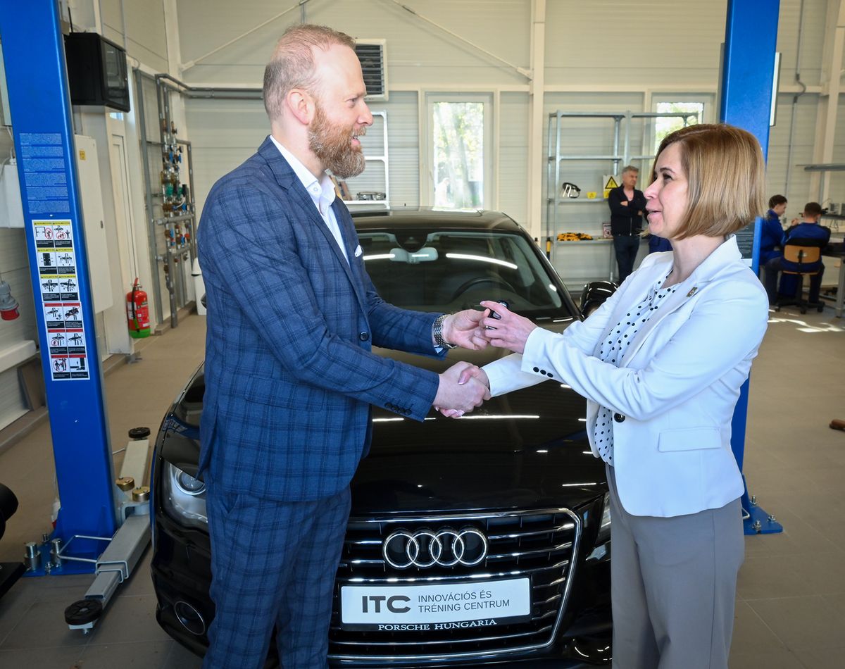 Audi A7-et ajándékozott a tatabányai iskolának a Porsche Hungária
