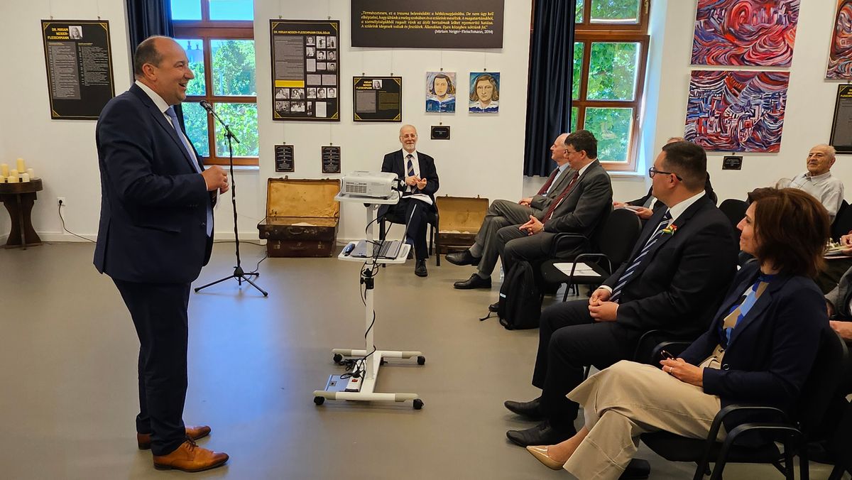 A Jókai Mórról szóló konferenciát dr. Molnár Attila nyitotta meg. Szemben Kiss Vendel