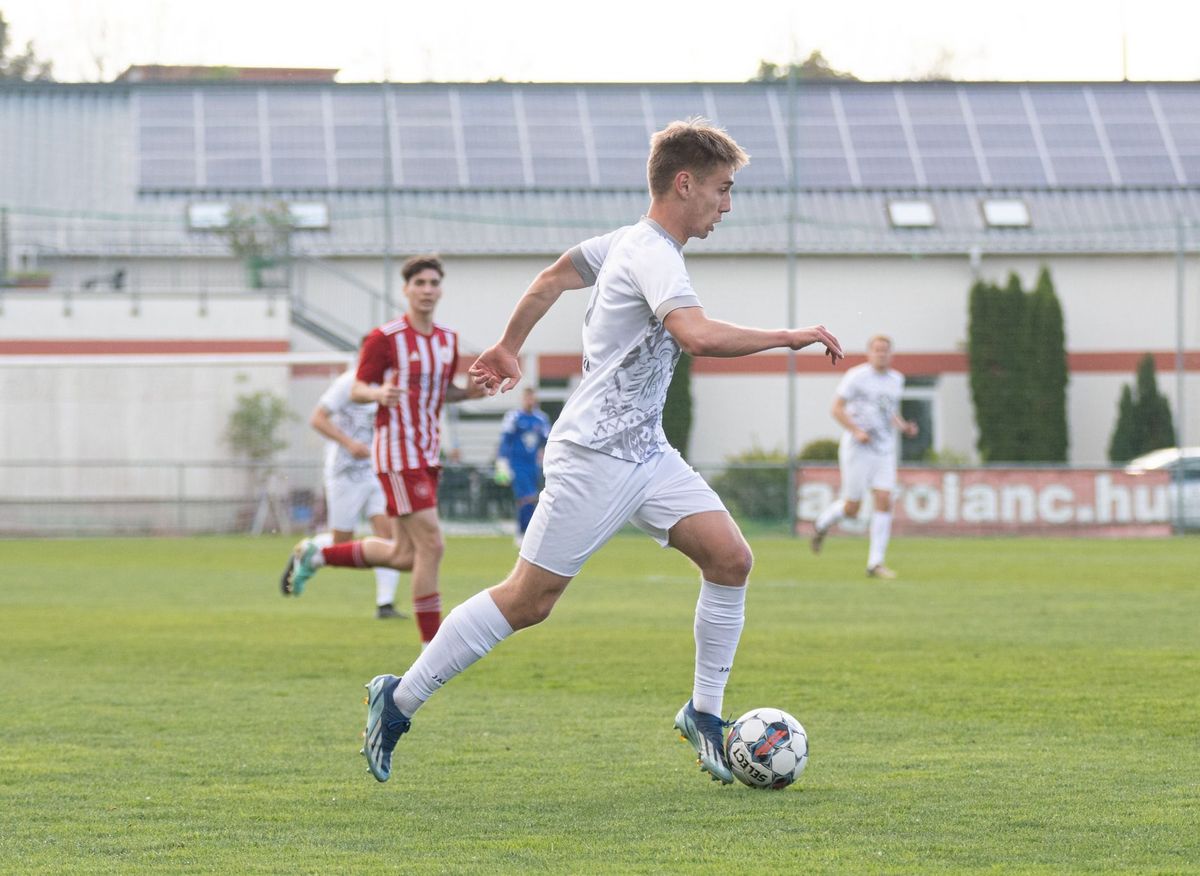 Sorozatban hetedik győzelmére hajt harmadosztályú vármegyei csapatunk. A Komárom VSE a sereghajtó Kelen SC együttesét látja vendégül a Molaji Sporttelepen.