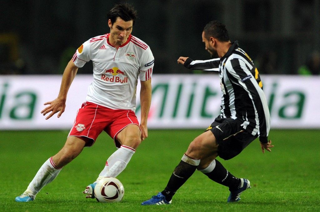 Meghalt a válogatott focista. A Juventus középpályása, Simone Pepe küzd a labdáért az FC Salzburg Nikola Pokrivaccsal az Európa Liga labdarúgó-mérkőzésén a torinói Olimpiai Stadionban 2010. november 4-én.