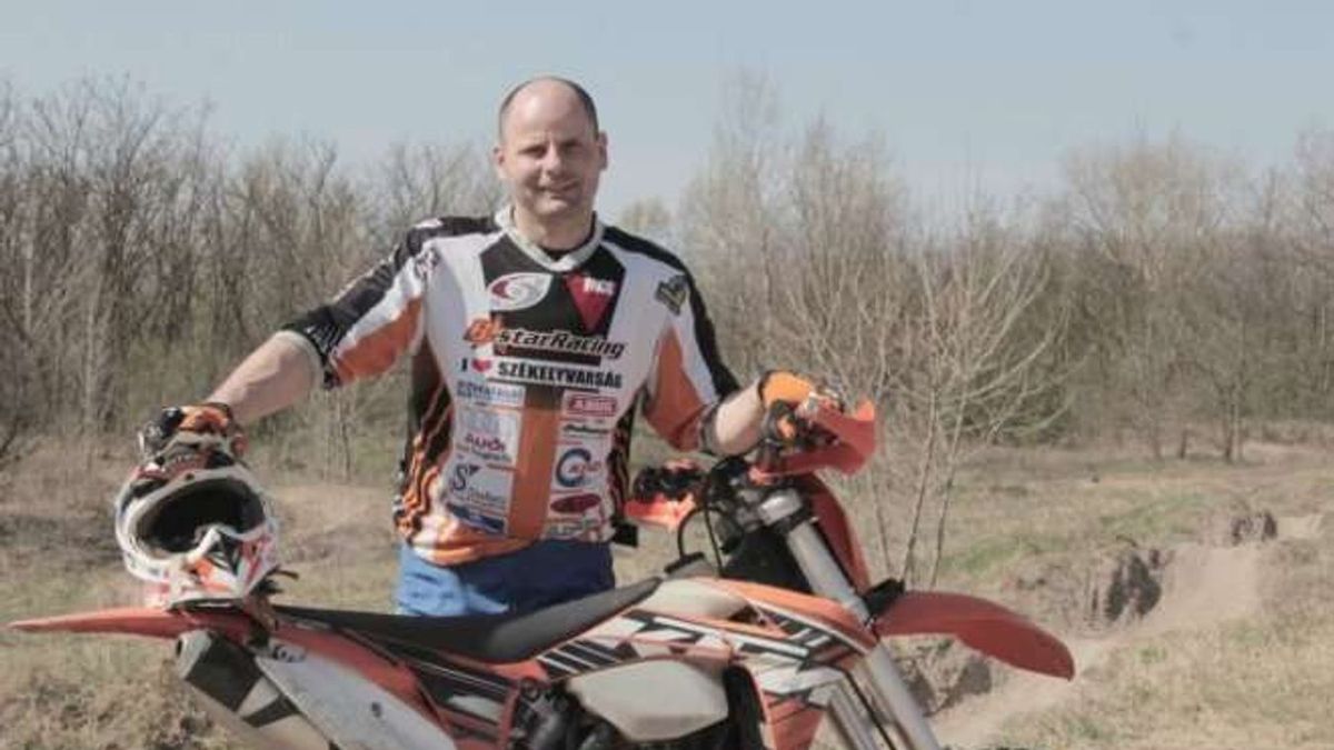 Épp tíz éve készült élete harmadik Dakar-versenyére a nemrég elhunyt enduróbajnok. Varga Ákos Alma valóra váltotta álmait - a napokban azonban életét vesztette.