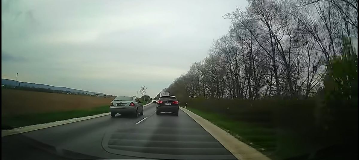 A szabálytalan előzés kis híján életeket követelt