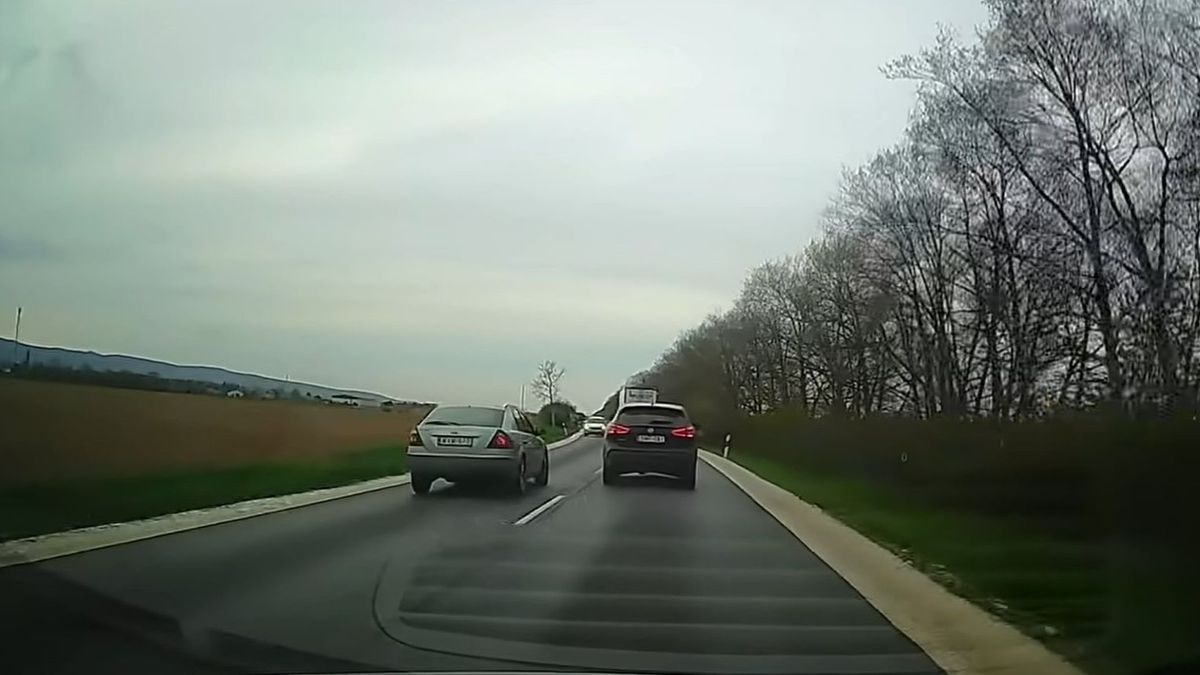 A szabálytalan előzésnek kis híján frontális baleset lett a következménye