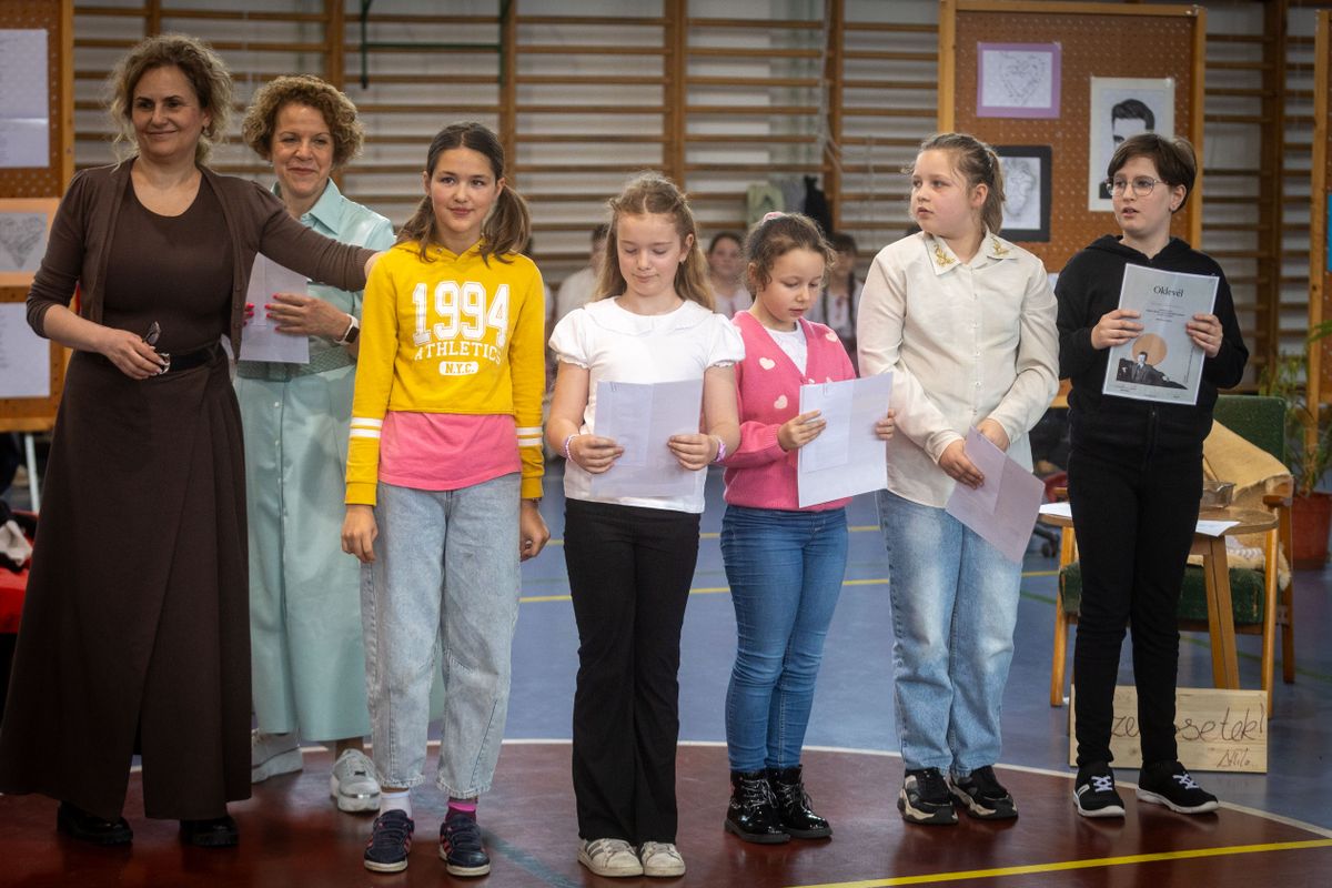 A költészet napja alkalmából meghirdetett tatai versíró pályázat idén is nagy sikerrel zárult: összesen 95 vers érkezett be, nemcsak a helyi iskolákból, hanem még Komáromból is.