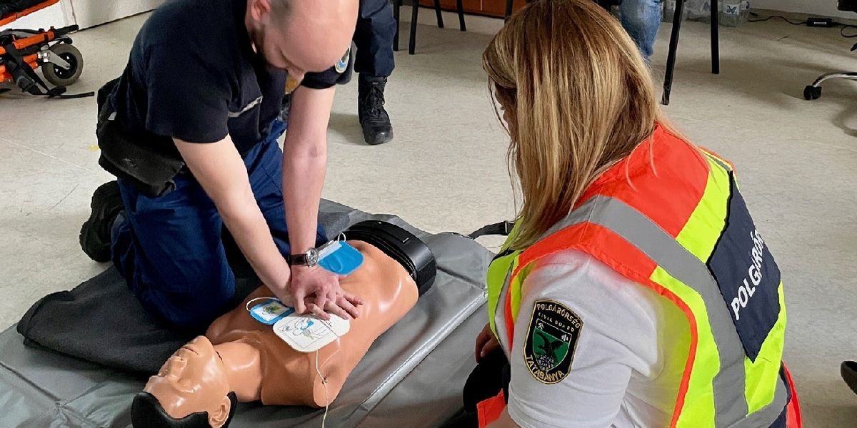Az életmentés közös felelősségünk, és ezt a tatabányai közterület-felügyelők és polgárőrök is komolyan veszik. A Tatabányai Mentőszolgálat által szervezett „HŐS” képzésen elsajátították a közterületi újraélesztés alapjait.