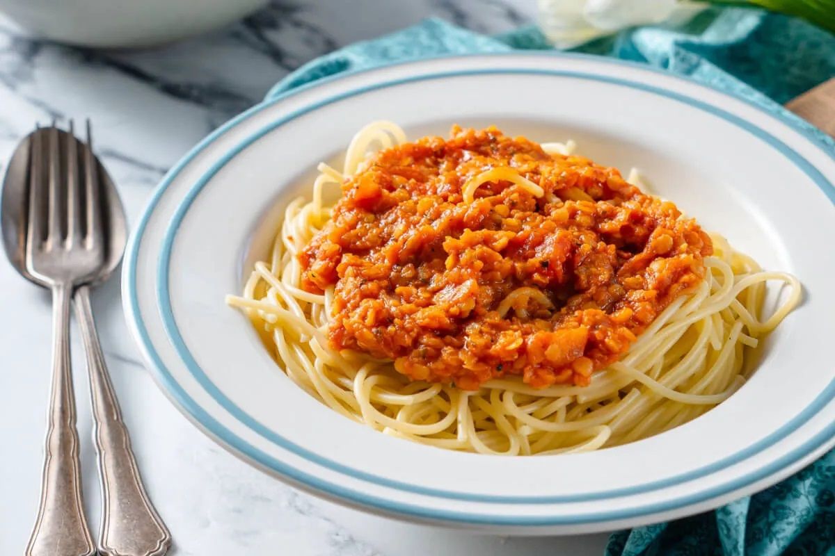 Nagypénteki menü: itt a hús nélküli vöröslencse-bolognai receptje