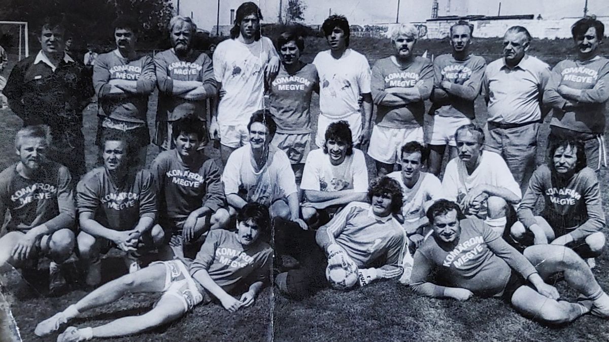 Az I. Komáromi Napok rendezvénysorozatát készült a fotó. Az 1992-es focitornán a színészek válogatottja és a 24 Óra csapata. A kupát szerkesztőségünk érdemelte ki