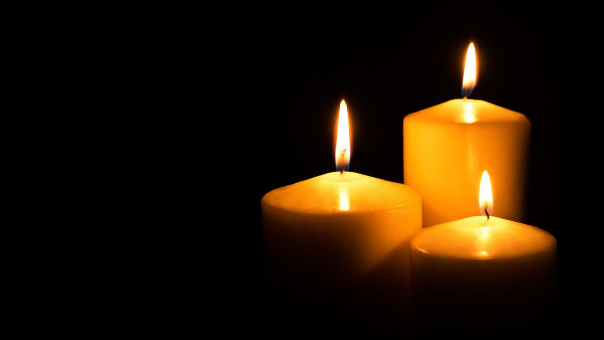 Flame,Candles,Isolated,On,Black,Background.,Close,Up. gyertya gyász gyászhír, baleset