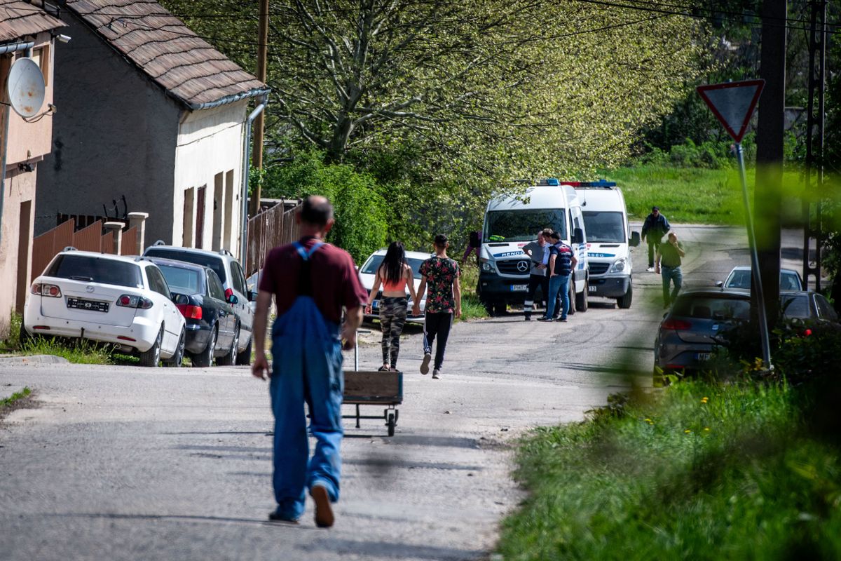 Élő közvetítések, megafonos felszólítás és fojtogató szag. Sokkoló estét éltek át a tatabányai Hatos telep lakói. Egy rendőrségi razzia miatt órákra lezárták a környéket, a helyiek szerint lövéseket is hallottak.