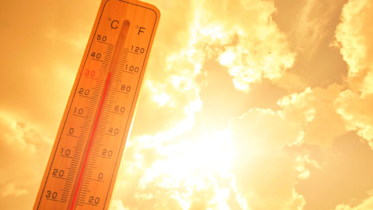 Thermometer,Against,Background,Hot,,Summer,Yellow,Sun.hot,Weather,And,High, hőség, kánikula, meleg, időjárás, nap, hőségriasztás, Rendkívüli hőmérséklet – A túlélési határ közelében a hőhullám
