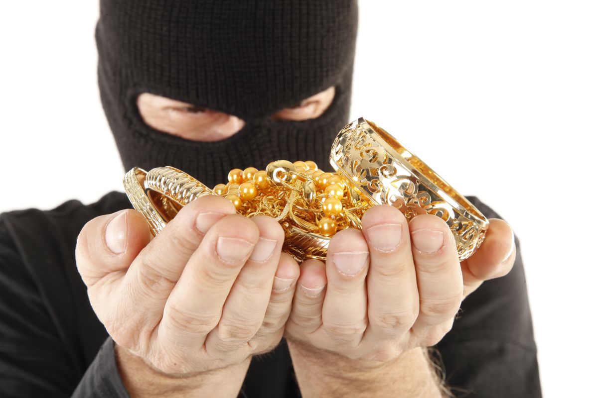 Masked,Man,Is,Holding,Stolen,Gold lopott műkincsek