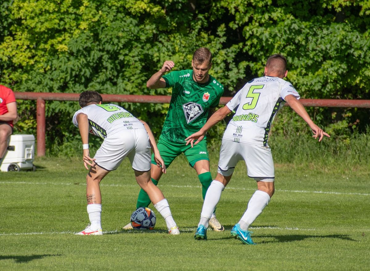 Továbbra is veretlen a tavaszi idényben Horváth Csaba együttese. A Komárom VSE 0–0-s döntetlent ért el Veszprémben vasárnap délután a labdarúgó NB III. 29. fordulójában.