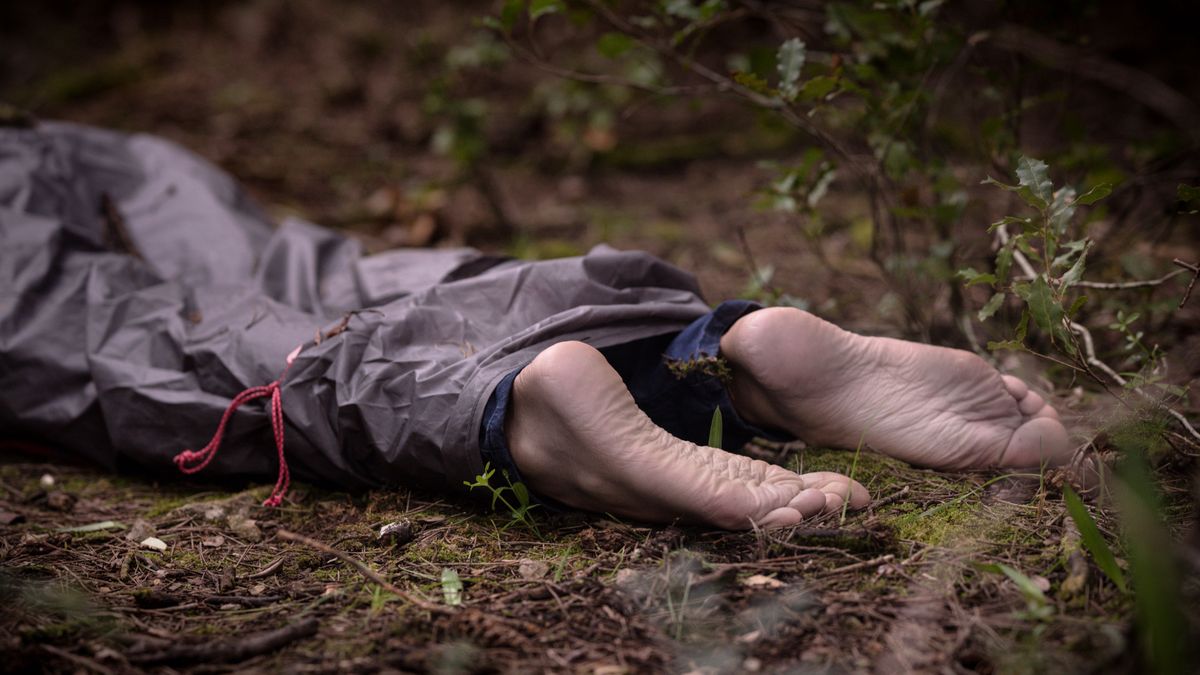 Barefoot,Dead,Body,In,The,Woods.,Murder,Victim,Lying,On, ismeretlen holttest
