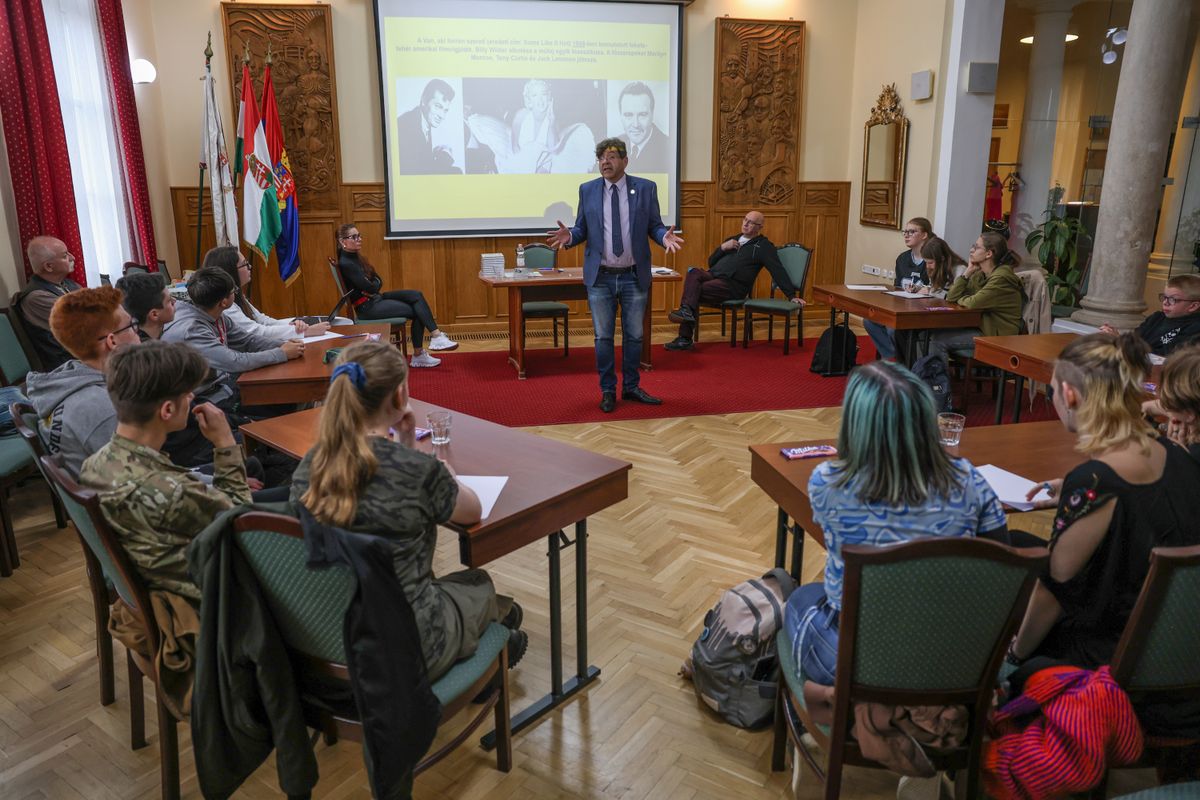 Hollywood Tata szívében. Diákvetélkedő Tony Curtis és Robert Downey Jr. nyomában a Városházán. Cél az országos döntő, a jutalom pedig egy látogatás a filmstúdióba.
