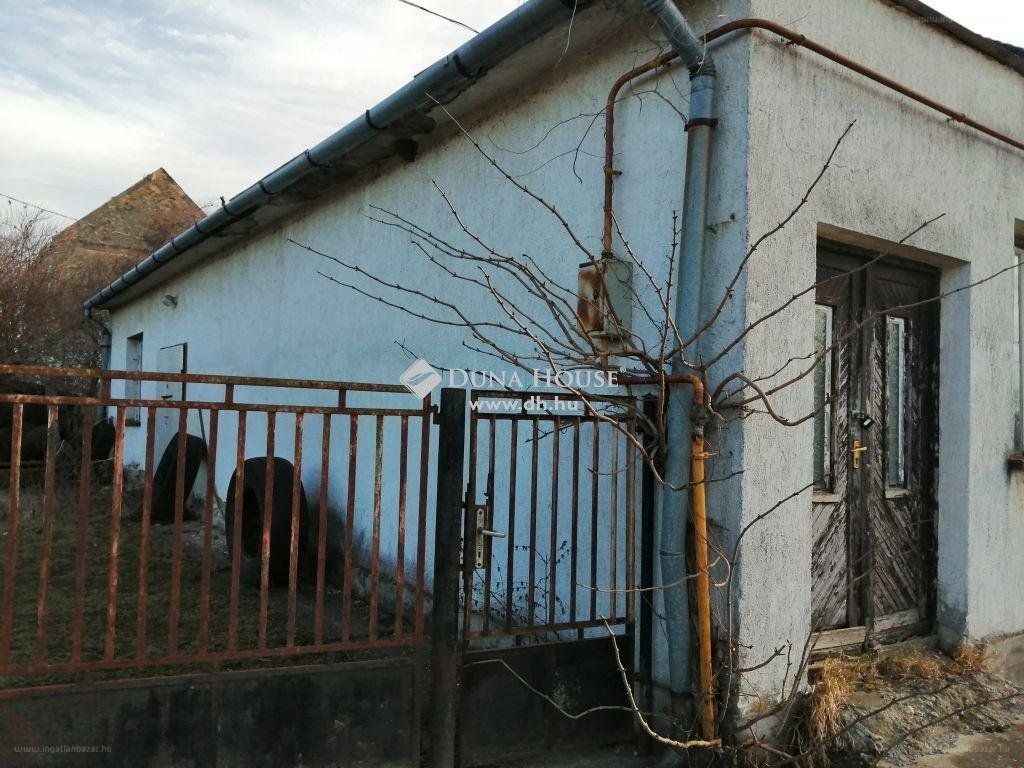 Elképesztő, de Komárom-Esztergom vármegyében ma is találni 10 millió alatti lakhatási lehetőségeket. Az eladó házak között egészen meglepő ingatlanok is akadnak.