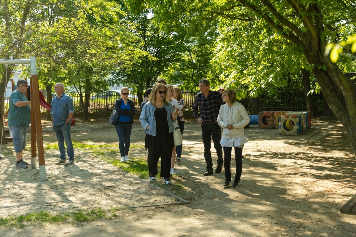 Helyszíni bejárást tartottak az oroszlányi Táncsics Mihály Óvoda udvarán