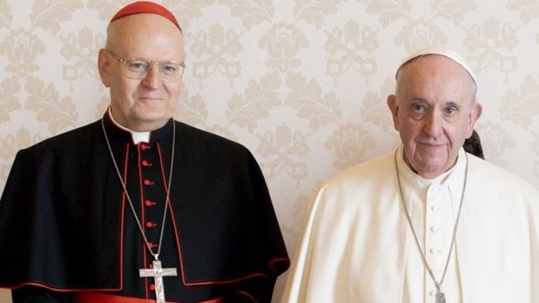 Tömegek várták, hogy sikeresen zárul-e a konklávé első napja a Vatikánban, és kiderül-e, ki lesz az új pápa. A füst felszállt, íme az első szavazás eredménye.