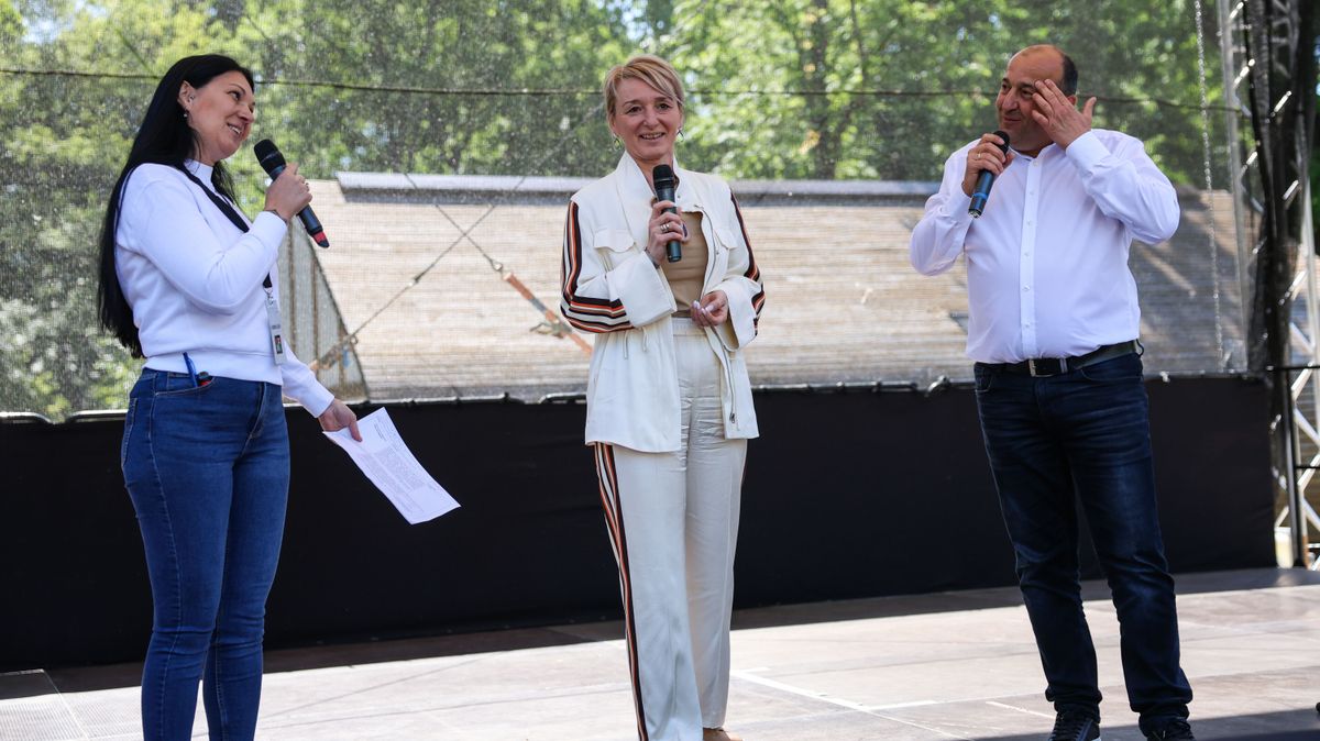 Hajnal Dóra, Czunyiné dr. Bertalan Judit és dr. Molnár Attila a színpadon