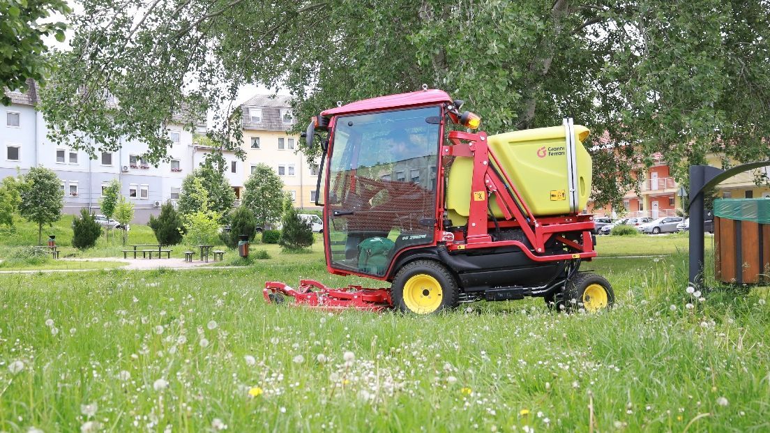 Lendületben van a városi fűnyírás Tatabányán, a zöldfelületeken már másodszor dübörögnek a gépek. A fűnyírás minden városrészben pörög.