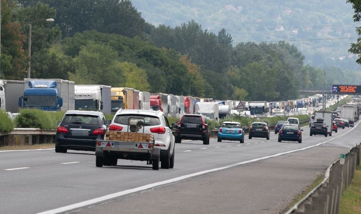 Az M1-es autópálya több szakaszán is belefuthatsz óriási dugókba