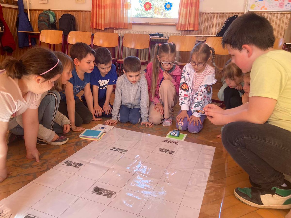 Egy év alatt igazi digitális felfedezővé vált tizenkét tardosi kisdiák, akik robotokat építenek, programoznak, és még a szüleiket is tanítják. A helyi iskola robotika szakköre nemcsak tudást, hanem közösséget és élményt is ad.