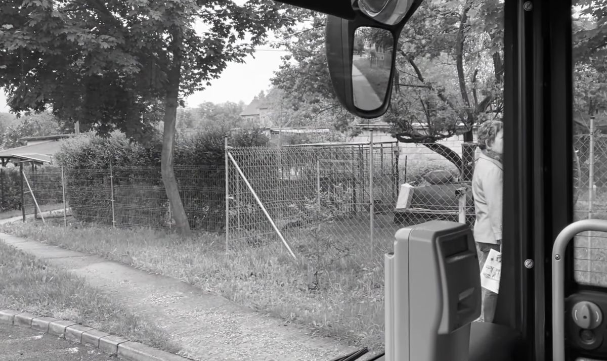 A közlekedésben néha épp az marad láthatatlan, ami a legnagyobb veszélyt rejti. A buszok körüli holttér nemcsak a sofőröket, hanem a gyalogosokat is komoly kockázat elé állítja.