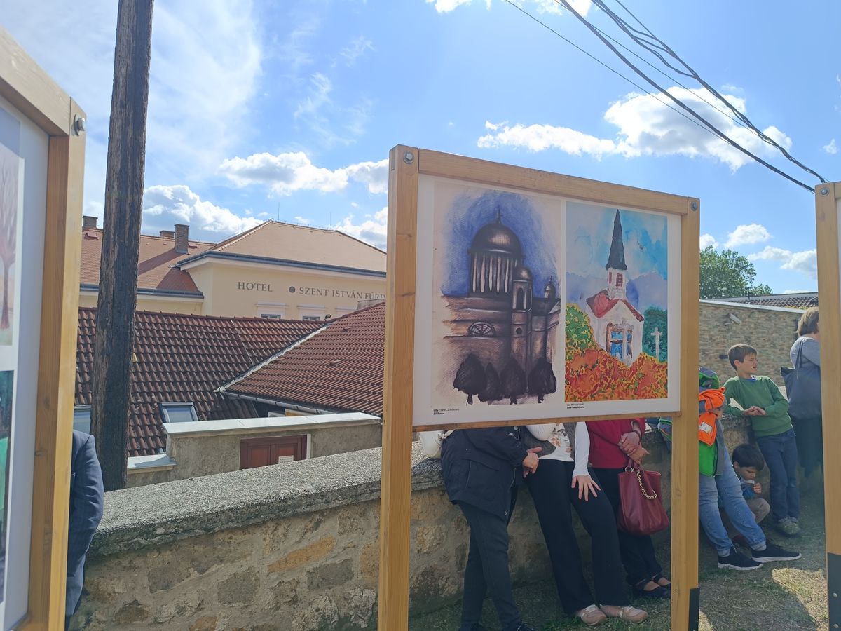 Persze csak képeken, amelyet a város iskolásai rajzoltak. Az esztergomi látnivalókból készült rajzokat díjazták, majd kiállítást kaptak a Esztergom festői helyszínén.