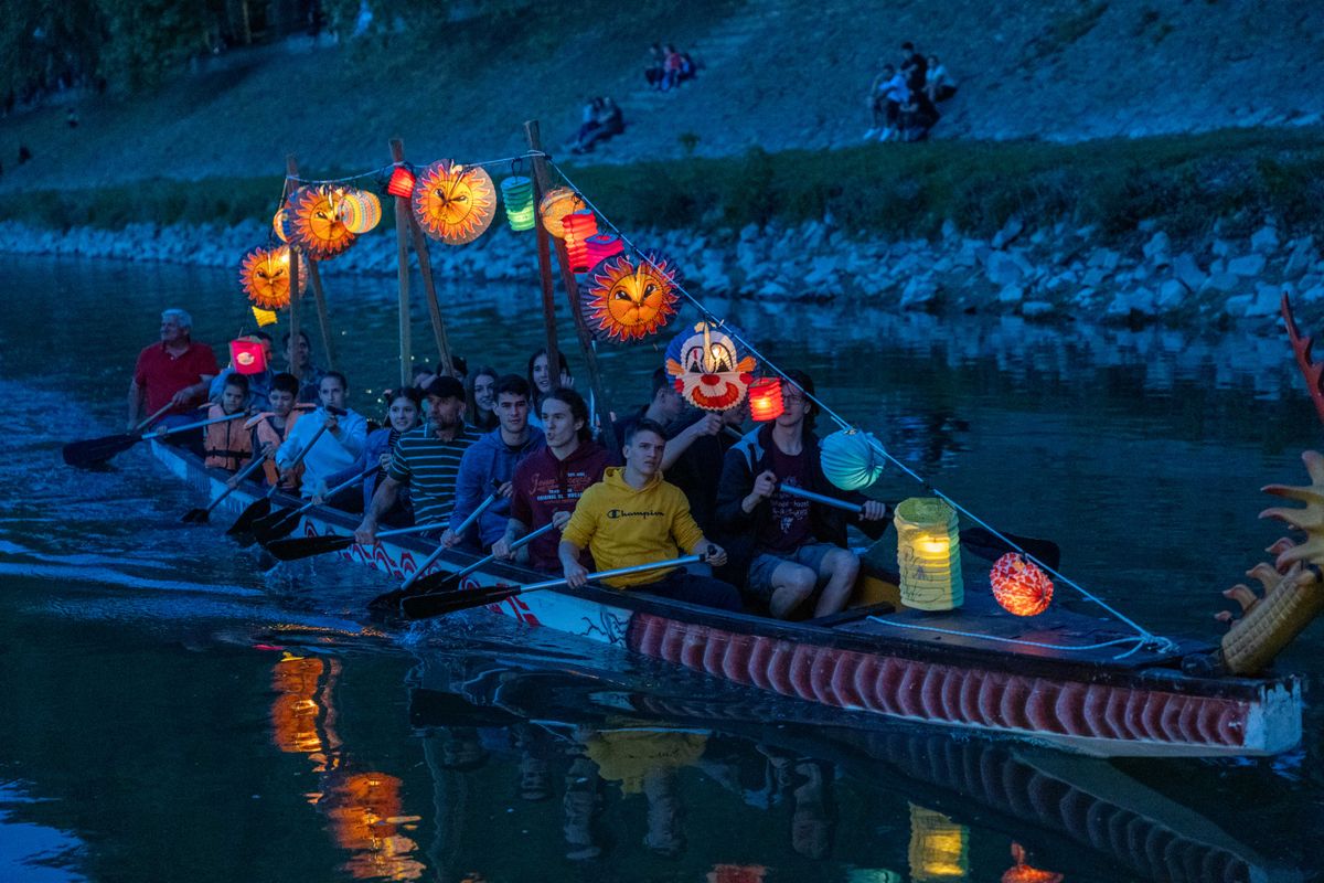 Lampionos hajós felvonulást tartotta szerda este Esztergomban