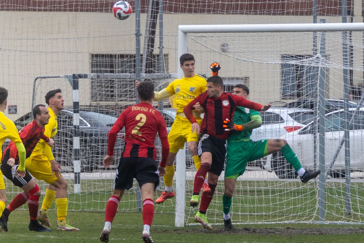 Bennmaradás vagy kiesés lesz a tét a harmadosztály utolsó felvonásán. A kiesés ellen küzdő Dorogi FC a bajnok Mosonmagyaróvár ellen mérkőzik meg az utolsó fordulóban.