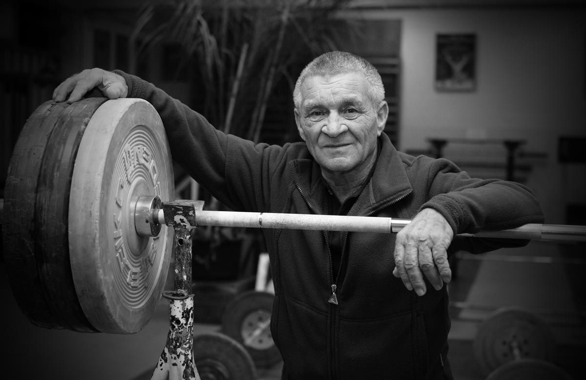 Csütörtökön töltötte volna be 85. életévét a „kis nagyember”, minden idők legjobb magyar súlyemelője, számtalan díj és elismerés büszke tulajdonosa, a Tatabányai Bányász egykori sportolója, Földi Imre.