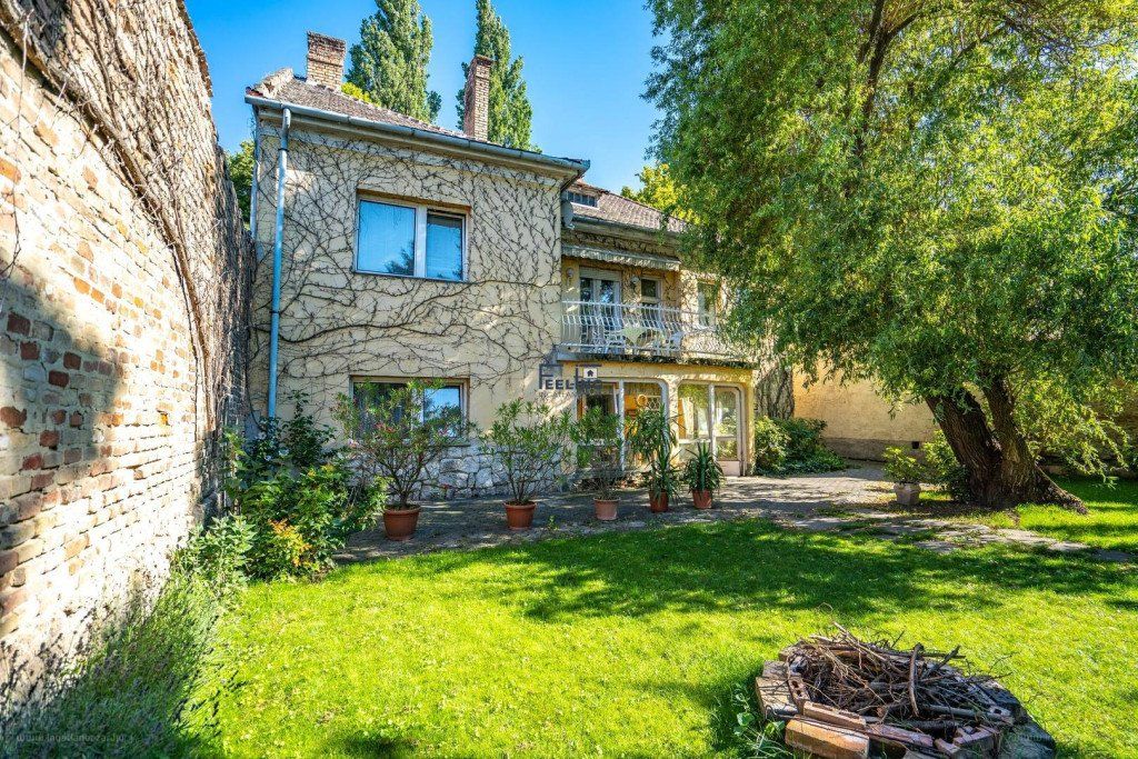 Az eladó villa az art deco jegyeiben jelennik meg