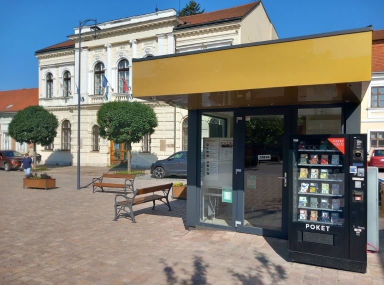 Újra életre kelhet az elhagyott kis tatai pavilon. A Kossuth téri "metrólejáró" sorsáról döntöttek a képviselők.