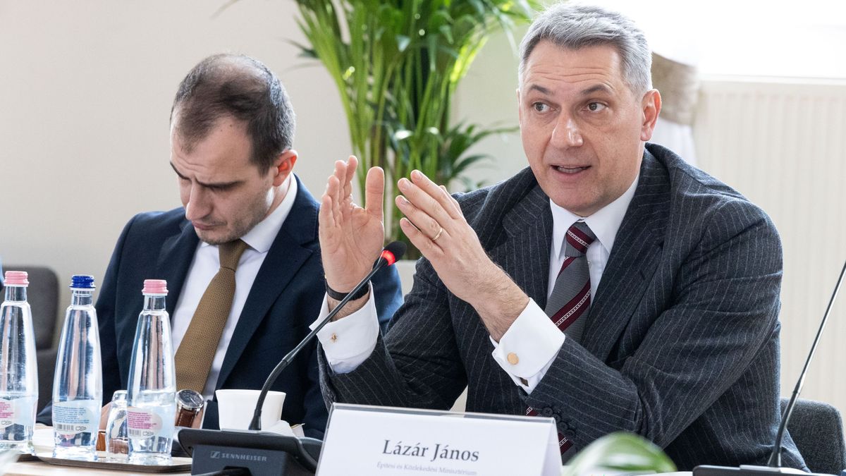 Lázár János sajtótájékoztatója Esztergomban
A várost érintő M100-asról, az új-Duna hídról, útfelújításról és vasúti felújításról is miniszteri döntés született. Autópálya-matrica
