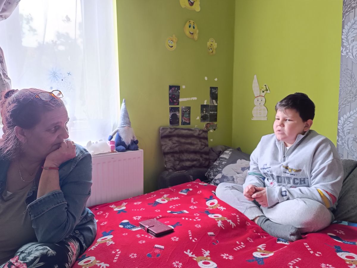 Ádám és családja kálváriája az édesapa halálával, agyvérzéssel, leukémiával bárkinek megterhelő lenne. Bízik a segítő szándékban a leukémia árnyékában élő család.