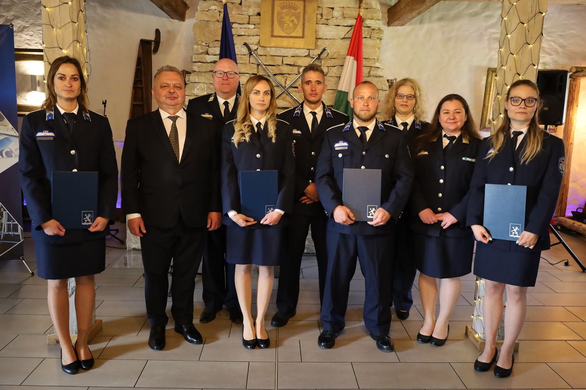 A Rendőrség Napja alkalmából elismerték az oroszlányi rend őreit