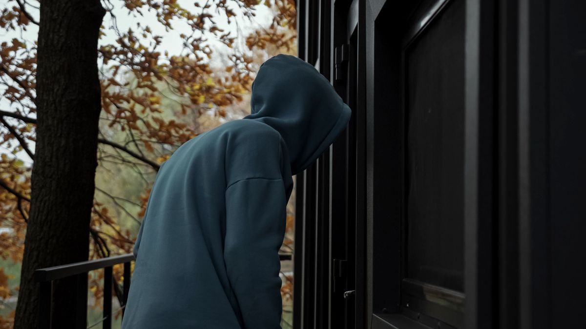 Thief,In,Dark,Clothes,With,Hood,Looks,Around,And,Looks, Robbey, rablás