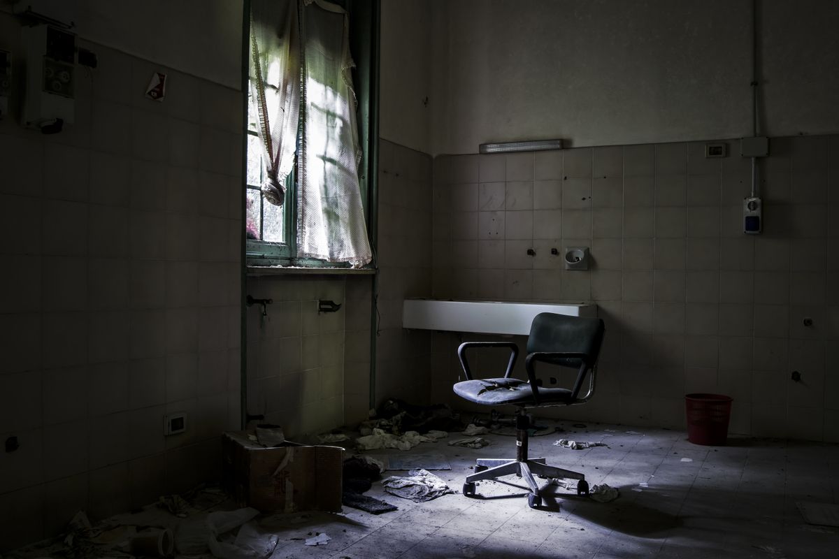 A,Chair,Standing,In,Light,Near,A,Window,In,A, urbex, kórház, illusztráció