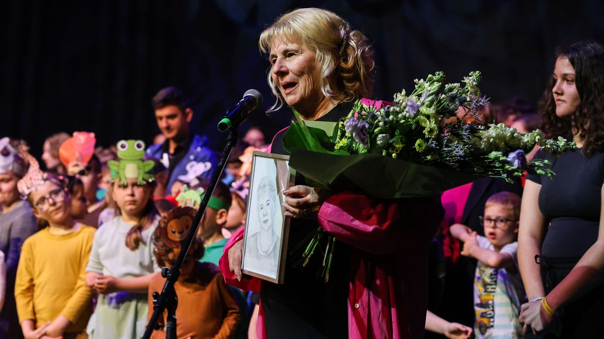Virággal és ajándékkal köszönték meg azt a munkát dr. Káfony Andrásné igazgatónak, amit a gálaműsort sikerességébe belefektetett