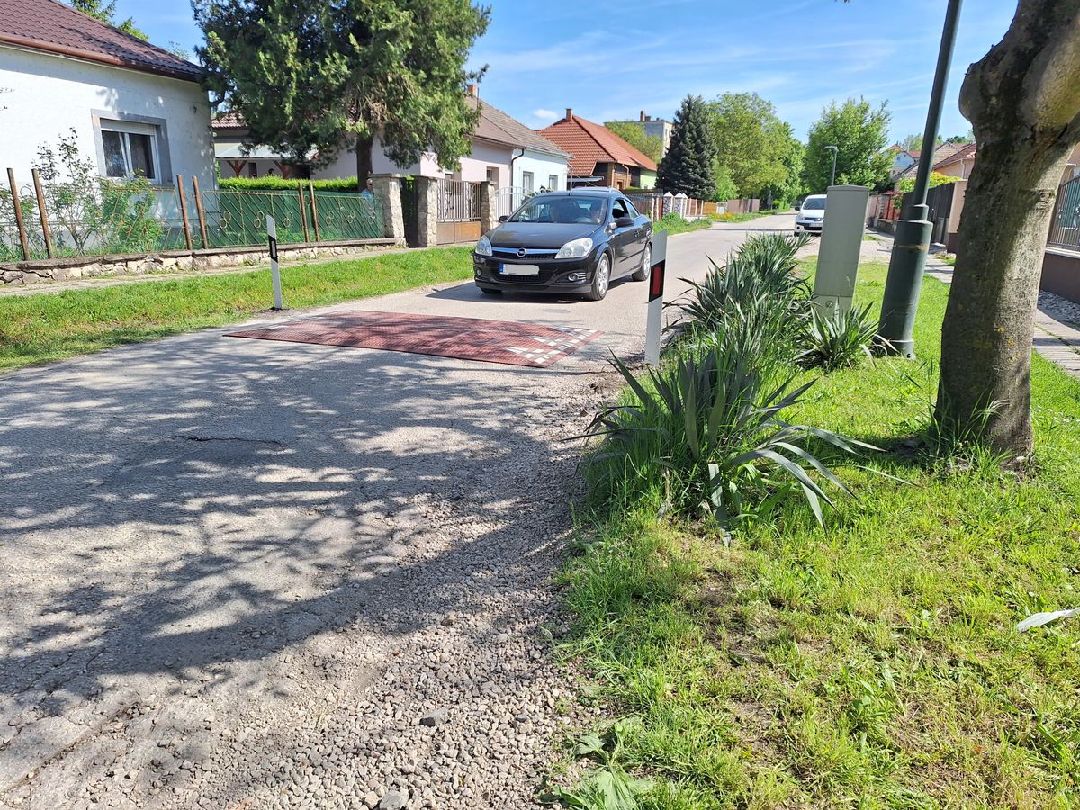 Megérkeztek a forgalomlassító bordák a Zrínyi utcába, ahol a lakók már egy éve küzdenek a gyorshajtások ellen. A két fekvőrendőr mostantól hatékonyan fékezi a száguldozást, a környékbeliek pedig végre fellélegezhetnek.