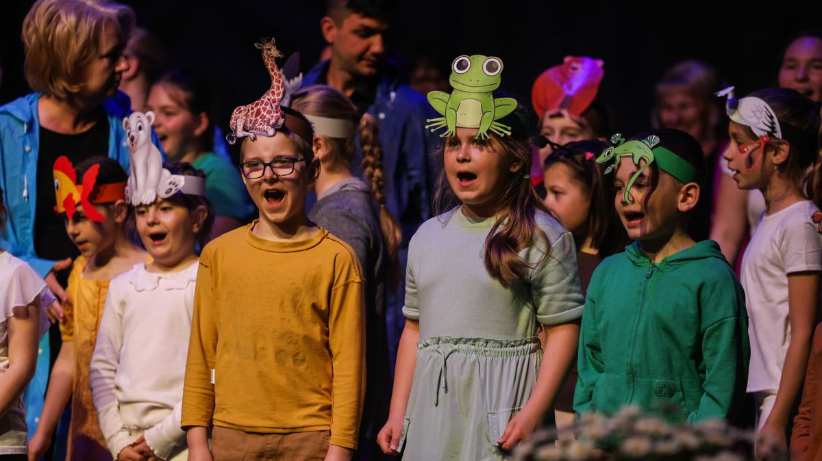 Az Óvárosi Általános Iskola születésnapi ünnepe: a diákok humoros jelenetekkel, versekkel, dalokkal készültek a gálaműsorra