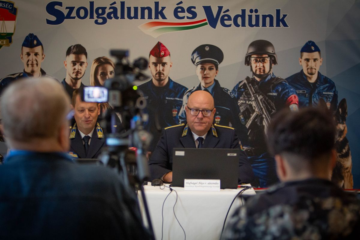 A hihetetlen drogdíler fogásról Vacula István alezredes és Hufnágel Zoltán alezredes tájékoztatta a megjelenteket