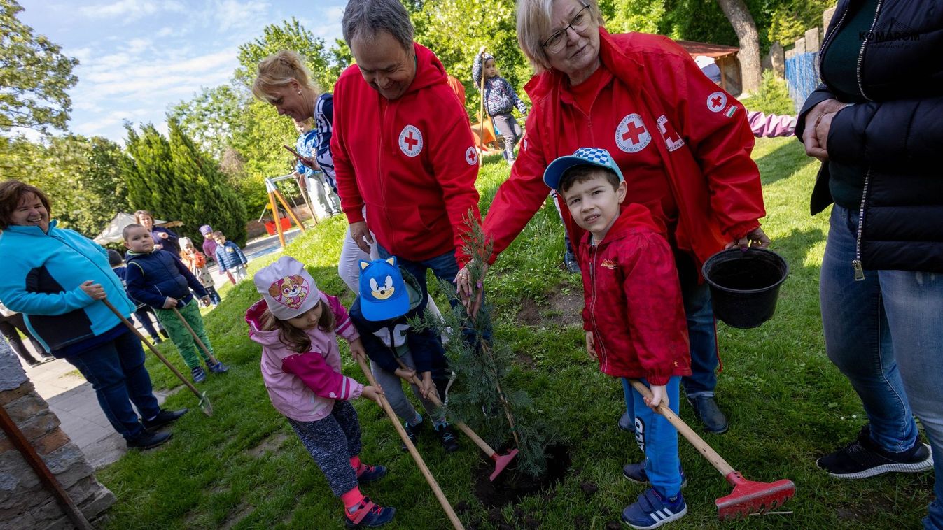 Fákat ültetett gyerekekkel a Vöröskereszt Komáromban