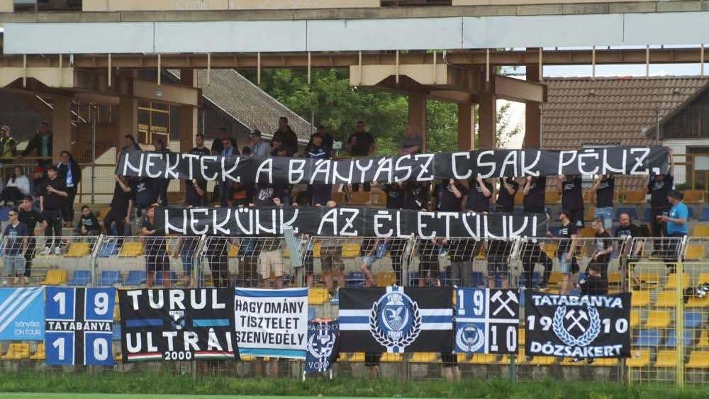 Opus Tigáz Tatabánya: a szurkolók elégedetlenségükt fejezték ki a csapat gyenge szereplése kapcsán a BVSC elleni meccs alatt