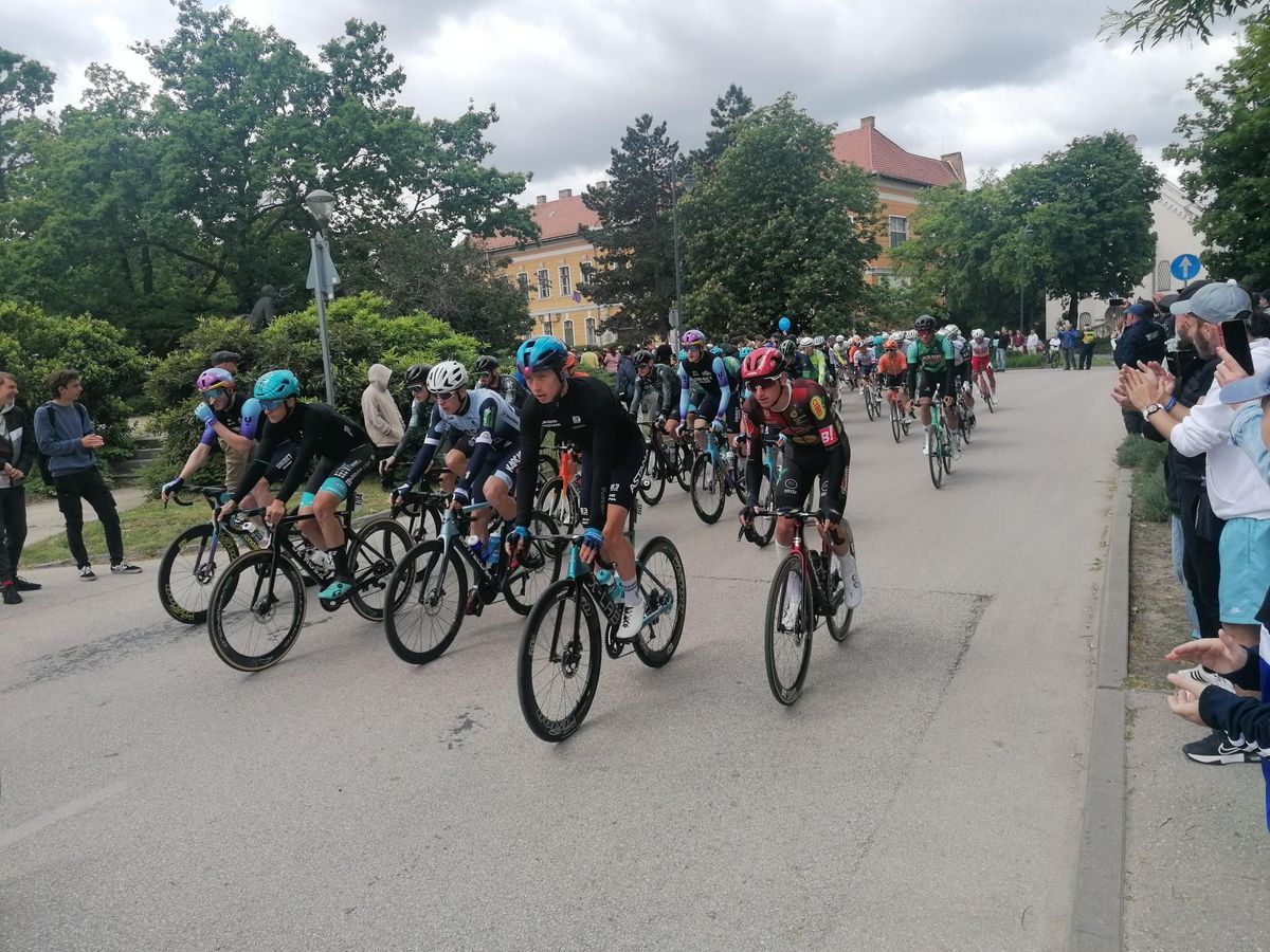 Színes mez, feszültség a levegőben, és bringások, akik egy szempillantás alatt eltűntek a tatai látképben. Elstartolt a A Tour de Hongrie negyedik szakasza.