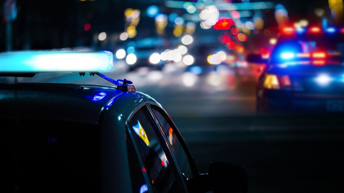 Police,Cars,At,Night.,Police,Car,Chasing,A,Car,At, sziréna, rendőrség, körözés
