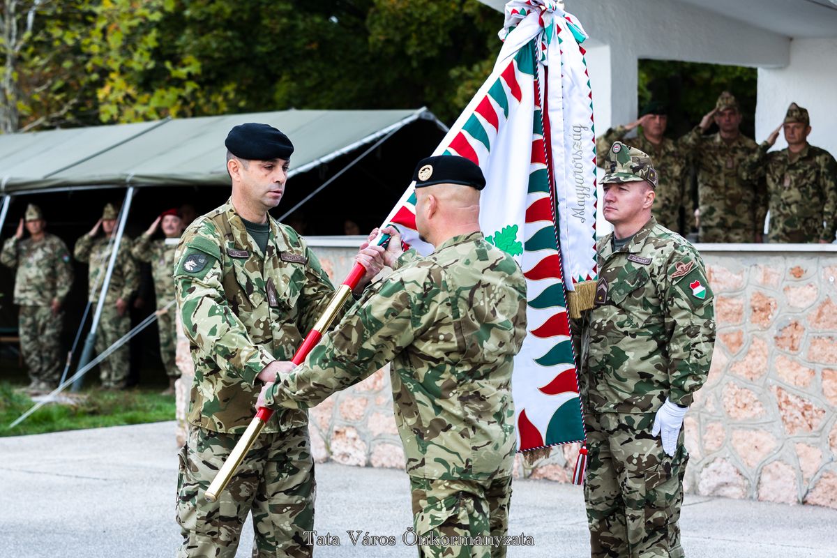Gyerekként még csak harckocsit rajzolt, ma a magyar páncélosdandár élén áll. Tóth István ezredes szerint Tata nemcsak múltjában, hanem jövőjében is páncélozott erő.