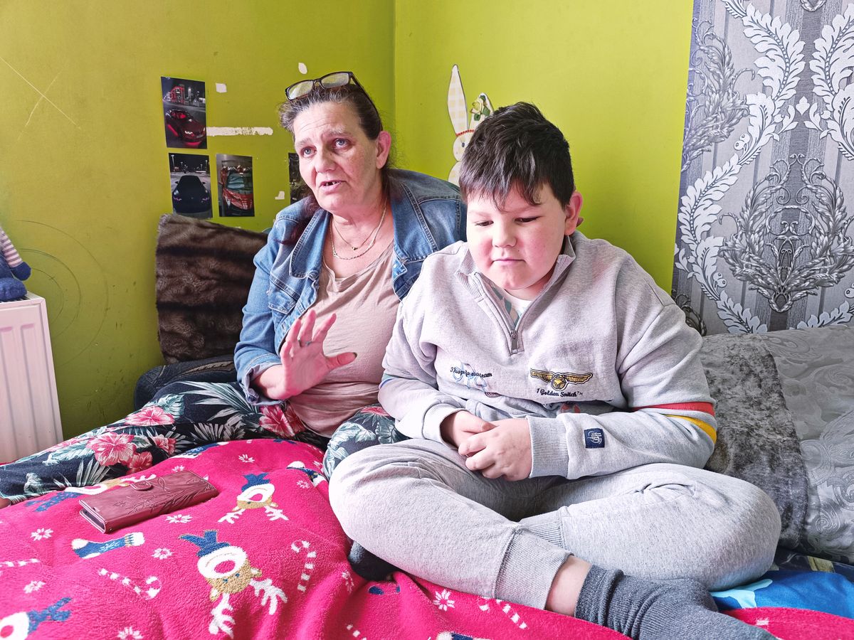 Ádám és családja kálváriája az édesapa halálával, agyvérzéssel, leukémiával bárkinek megterhelő lenne. Az édesanya egyedül állja az élet viharait. Bízik a segítő szándékban a leukémiát túlélő család.