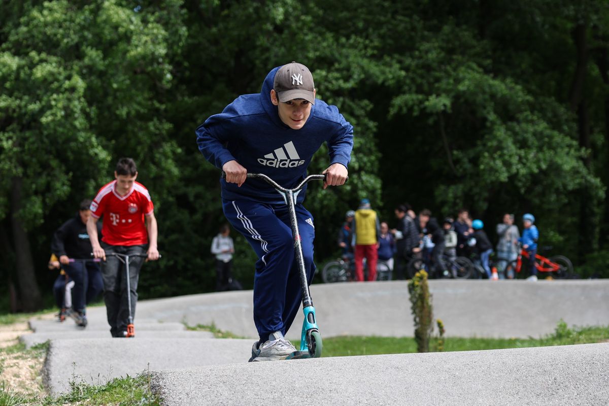 Bár a Tour de Hongrie csak holnap rajtol Tatáról, pénteken máris kerékpárok zúgtak az Építők parkjában. A kerékpárversenyen győztest is hirdettek.