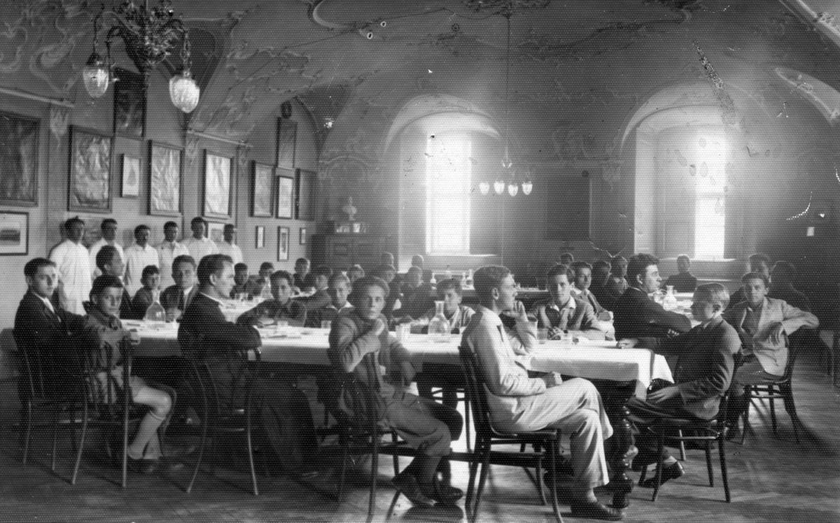 Múltidéző: íme a tatai piarista konviktus ebédlője 1929-ből
